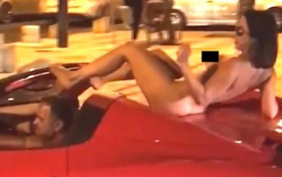 Голая девушка проехала на кузове Ferrari на Ибице - (видео)