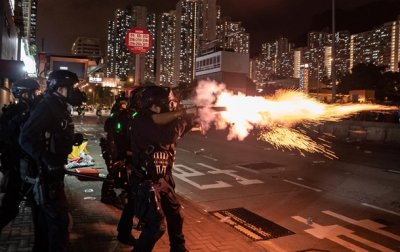 Гонконг накаляется. Протестующие заняли аэропортСюжет - (видео)