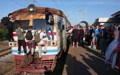 Киевляне вынуждены добираться на работу, цепляясь за электричку - «Украина»