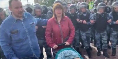 "Мамочкой с коляской" на несанкционированном митинге в Москве 3 августа оказался охранник Навального
