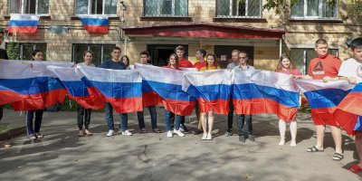 "Молодежка ОНФ" проводит акцию "Россия в каждом окне" в честь Дня государственного флага