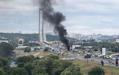 На мосту в Киеве полностью сгорело авто - «Украина»