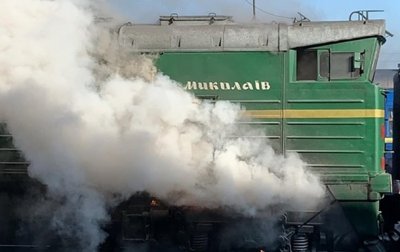 На вокзале в Николаеве загорелся локомотив: люди прыгали из окон - (видео)