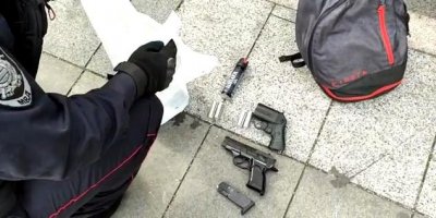 Полиция нашла у участников незаконной акции в Москве холодное и огнестрельное оружие