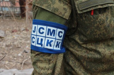 Представители ЛНР под обстрелами ВСУ эвакуировали из «серой зоны» тело украинского боевика - «Новороссия»