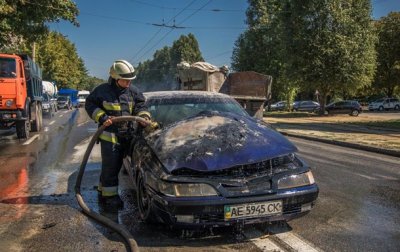 В Днепре авто без водителя загорелось и выкатилось на дорогу - (видео)