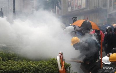 В Гонконге полиция впервые применила водометы - (видео)