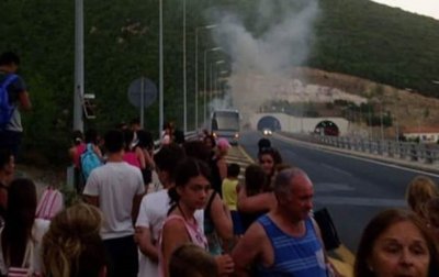 В Греции загорелся туристический автобус - (видео)