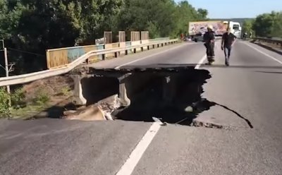 В Харькове обрушился автомобильный мост над железной дорогой (видео) - «Новороссия»