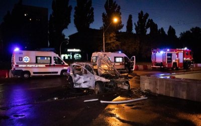 В Киеве из горящего авто достали двух человек - (видео)