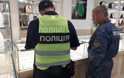 В Киеве мужчина с оружием ограбил ювелирный магазин - «Украина»