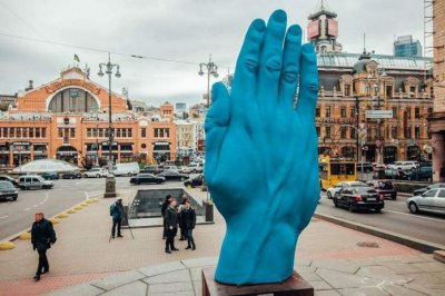 В Киеве неизвестные демонтировали огромную синюю руку - «Новороссия»