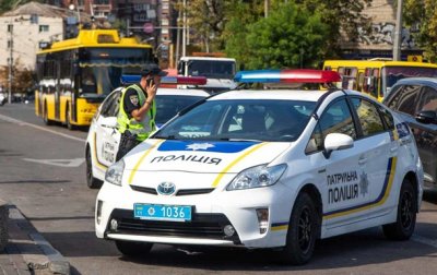 В Киеве водитель Hyundai сбил полицейского и скрылся - (видео)
