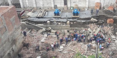 В Новосибирске на рабочих рухнула стена здания, есть погибшие