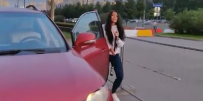 В Петербурге девушка на Lexus с битой добилась права ездить по тротуарам