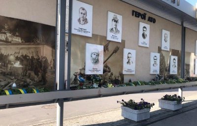В Ровно неизвестные облили красной жидкостью портреты погибших боевиков «АТО» - «Новороссия»