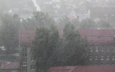 Во Львове началась буря с ливнем и грозой - (видео)