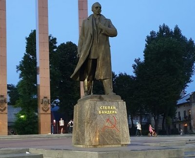 Во Львове неизвестные нарисовали на памятнике Бандере серп и молот - «Новороссия»