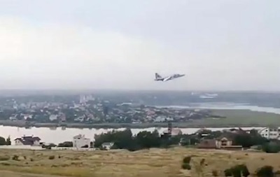 Жителей Николаева испугал штурмовик Су-25, летавший над домами - (видео)