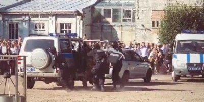 Питерский ОМОН провел для празднующих школьников показательные задержания