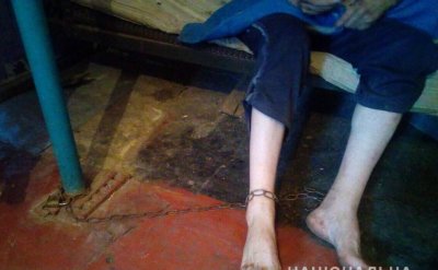 Жительница Днепропетровской области ради пенсии держала сына на цепи - «Новороссия»