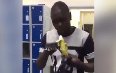 Киевлянин ударил и заставил африканца съесть банан - «Украина»