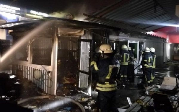 В Киеве на Троещине десятки спасателей тушили пожар на рынке - «Украина»