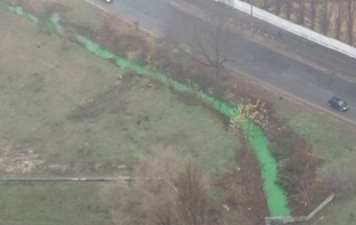В Киеве позеленела река - «Украина»