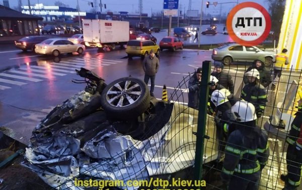 ДТП в Киеве: авто перевернулось на крышу возле АЗС - «Украина»