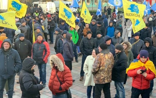 "Евробляхеры" митингуют у Офиса президента - «Украина»