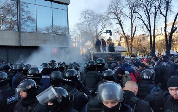 Столкновения под Радой: пострадали полицейские - «Украина»