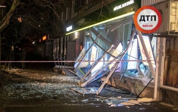 Улица в деньгах. В Киеве подорвали отделение банка - «Украина»