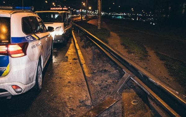 В Киеве оторвавшаяся часть моста пробила автомобиль - «Украина»