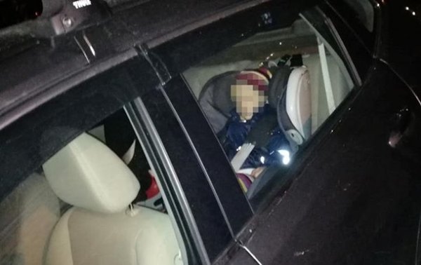 В Киеве прохожие вызвали полицию к брошенному в авто ребенку - «Украина»