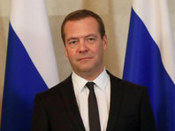 NEWSru.com | Медведев подписал постановление, позволяющее регистрировать машины в автосалонах - «Автоновости»