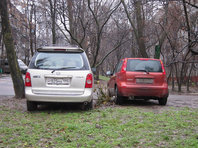 NEWSru.com | В Москве начали штрафовать водителей за нарушение правил парковки в нескольких дворах в центре города - «Автоновости»