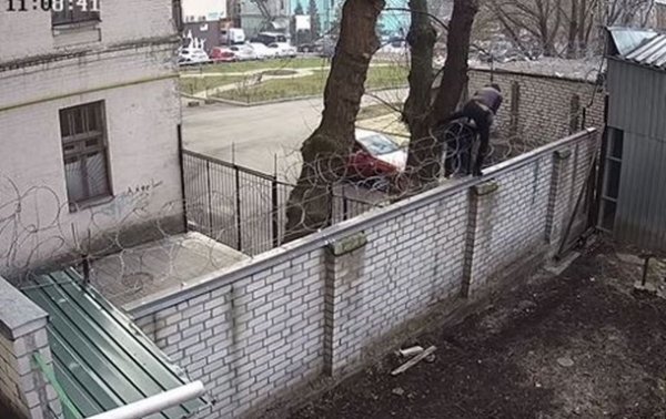ГБР показало видео, как Черновол перелезла на территорию бюро через забор - (видео)