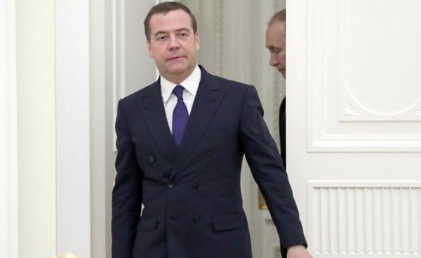 Медведев рискует стать политическим трупом - «Политика»