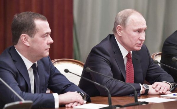 Медведев сдерживал амбиции Путина на «царство» - «Политика»