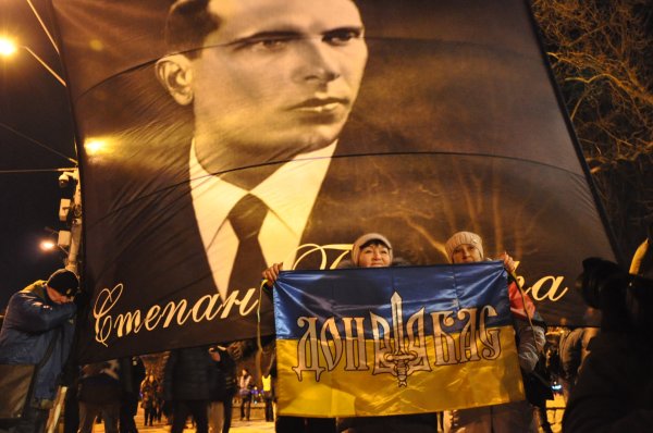 Послы Израиля и Польши назвали оскорбительным баннер с Бандерой в Киеве - «Новороссия»