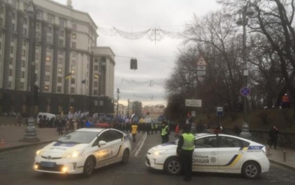 Протестующие перекрыли движение возле Кабмина - «Украина»