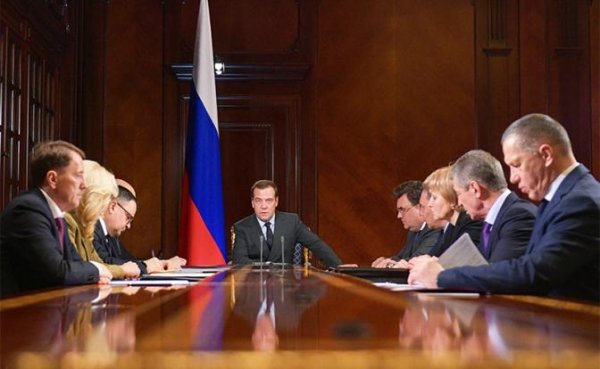 Провал Медведева: За нищих стариков и уничтоженную медицину так и не ответил - «Политика»