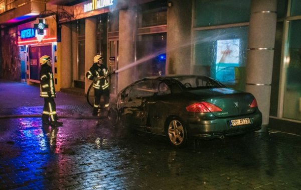В Киеве горело авто: огонь перекинулся на многоэтажку - «Украина»