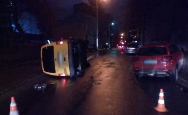 В Киеве пьяный водитель лег спать на месте устроенной им аварии - «Новороссия»