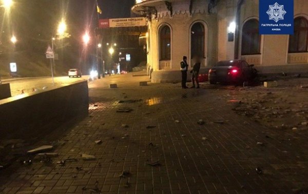В Киеве пьяный водитель врезался в здание филармонии - «Украина»