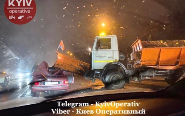 В Киеве снегоуборочная машина снесла крышу другому авто - «Украина»