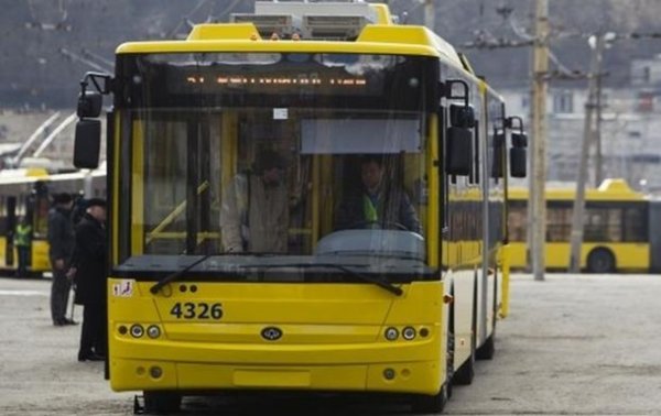 В Киеве троллейбус протащил по земле зажатую дверями пассажирку - «Украина»