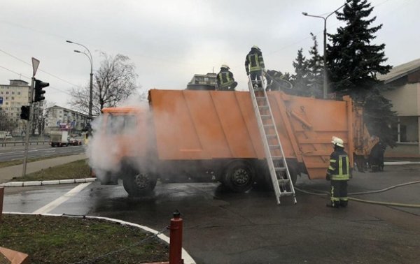 В пожарную часть Киева приехал горящий мусоровоз - «Украина»
