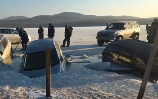 В России 30 машин рыбаков "ушли" под лед - (видео)