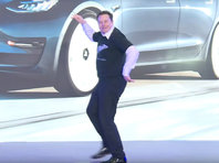 NEWSru.com | Илон Маск сплясал на церемонии открытия завода Tesla в Китае (ВИДЕО) - «Автоновости»